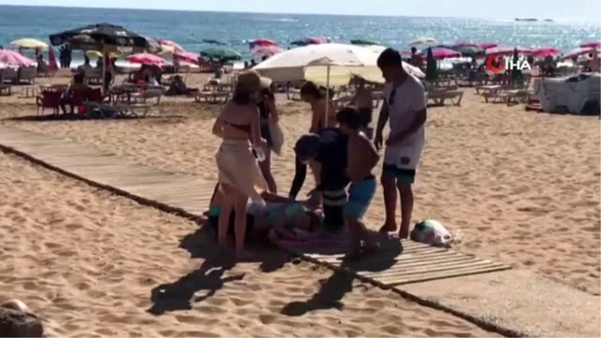 Plajda yürüyen genç kadın aşırı sıcaktan fenalaştı, imdadına sağlık çalışanları yetişti