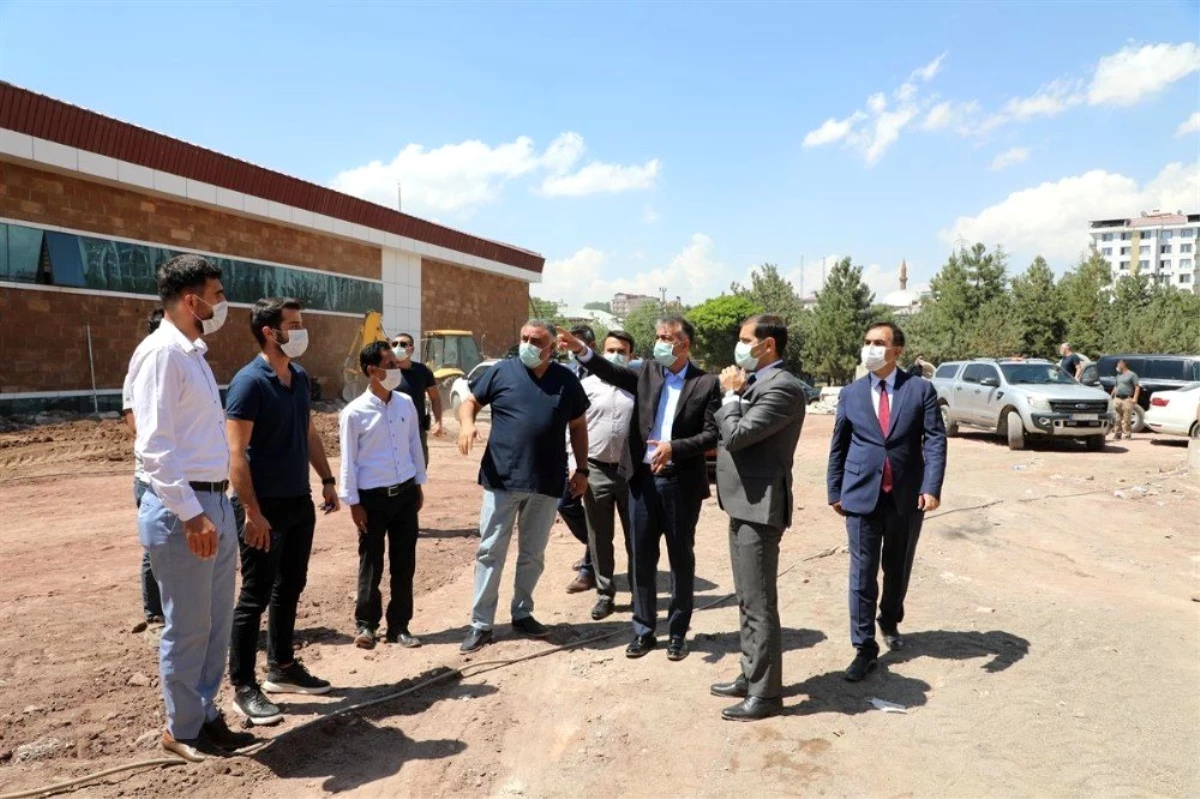 Vali Oktay Çağatay, Ahlat\'ta yapımı devam eden hastane inşaatını inceledi