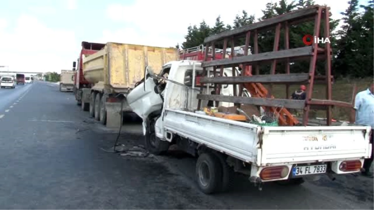 Arnavutköy\'de kamyonet, hafriyat kamyonuna çarptı: 1 ağır yaralı