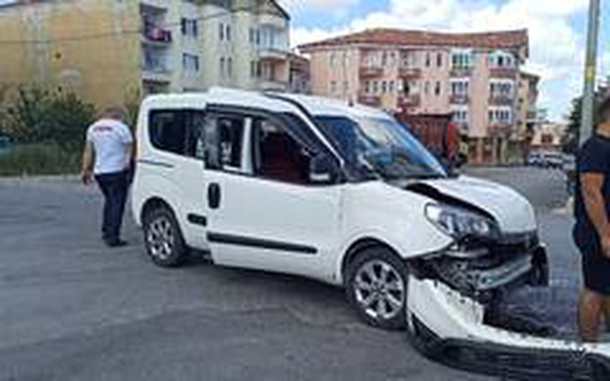 Dolmuşla otomobil çarpıştı: 1 yaralı