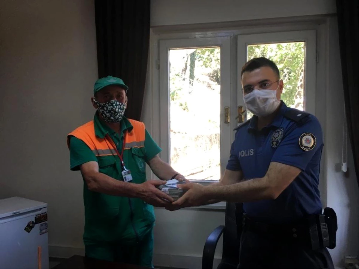 Temizlik işçisi, çöpte bulduğu 110 bin lirayı polise teslim etti