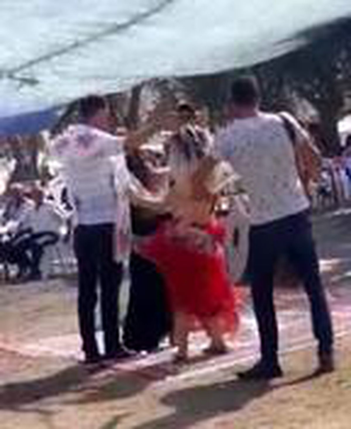 Mahalle meydanında, koronavirüse rağmen dansözlü düğün (2)