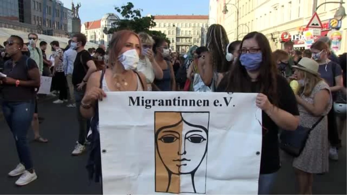 Berlin\'de Hanau\'daki ırkçı saldırıda hayatını kaybedenler için yürüyüş