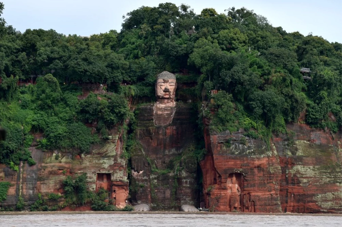 Son dakika... Çin\'de sel suları dev Buda heykelinin ayaklarına ulaştı