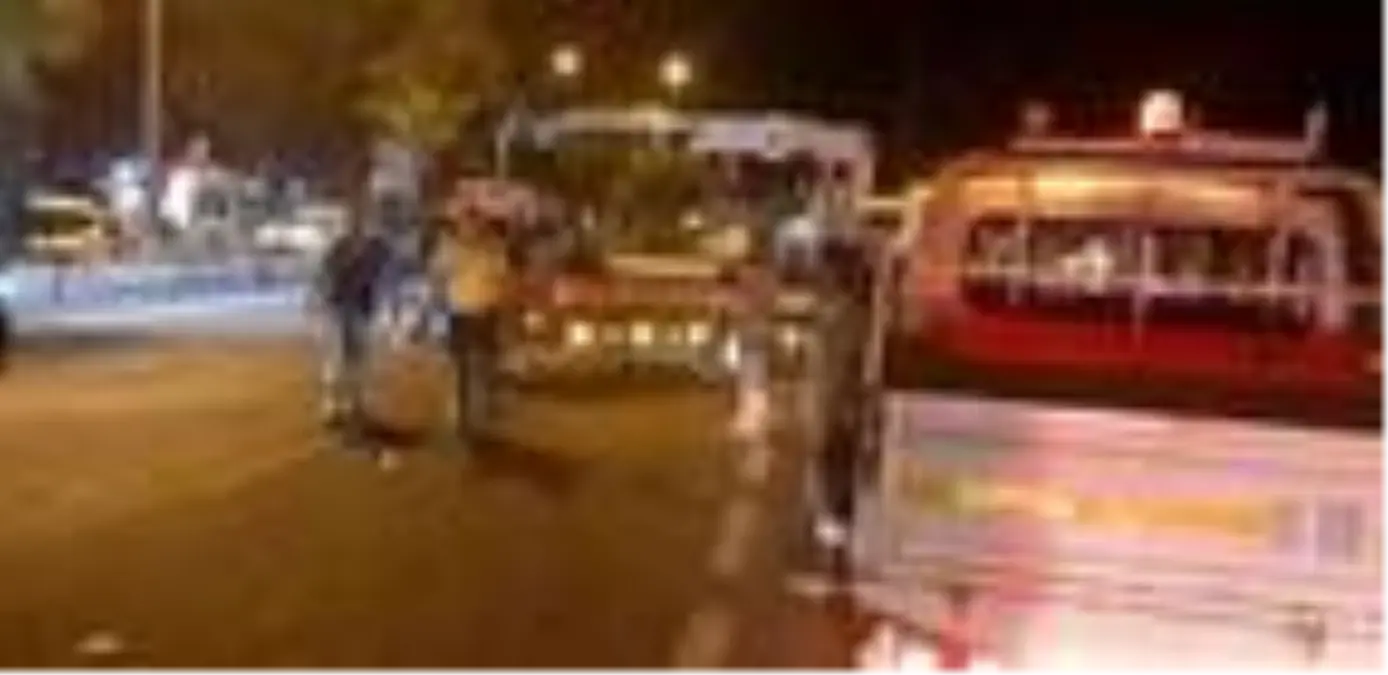 Devrilen hafif ticari aracın altında kalan kişi yaralandı