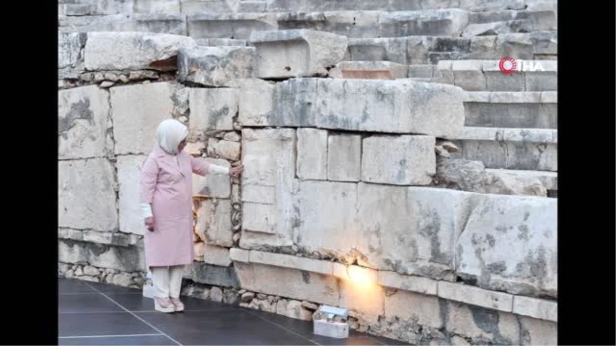 Emine Erdoğan, çip takılan caretta carettaları denize bıraktı