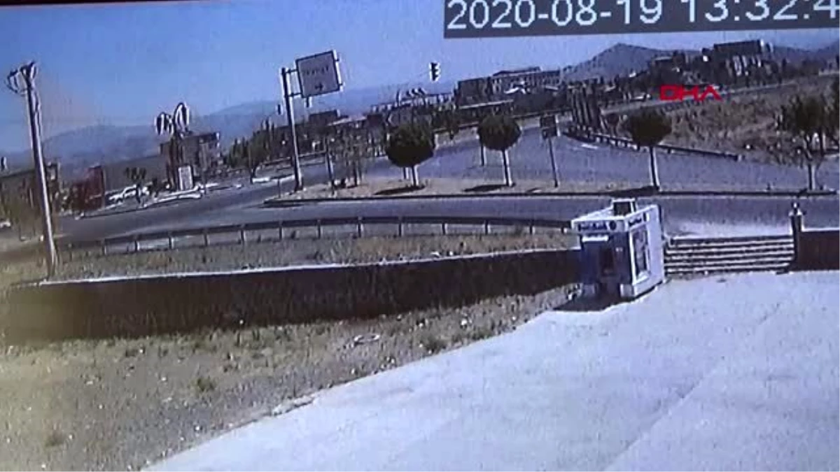 Gaziantep\'te TIR ile otomobil çarpıştı; sürücüler yaralı