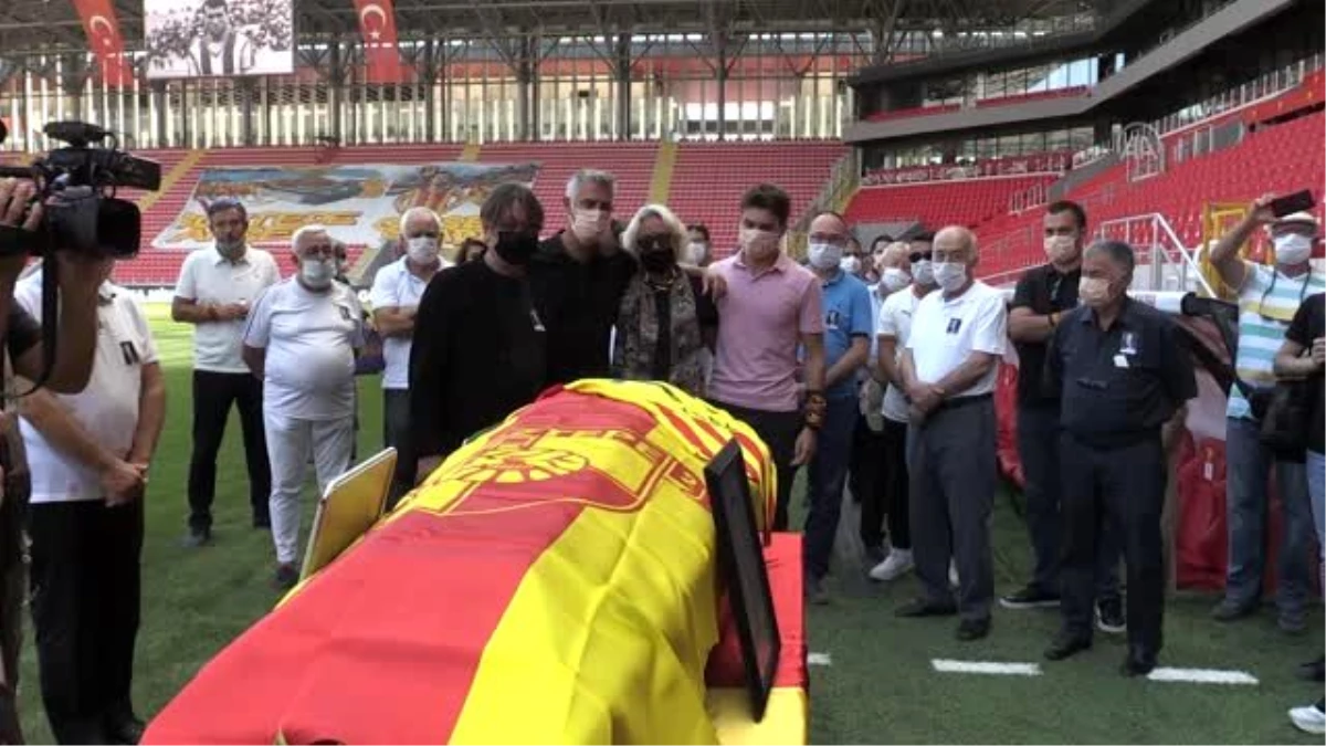 Göztepe\'nin eski futbolcularından Halil Kiraz son yolculuğuna uğurlandı