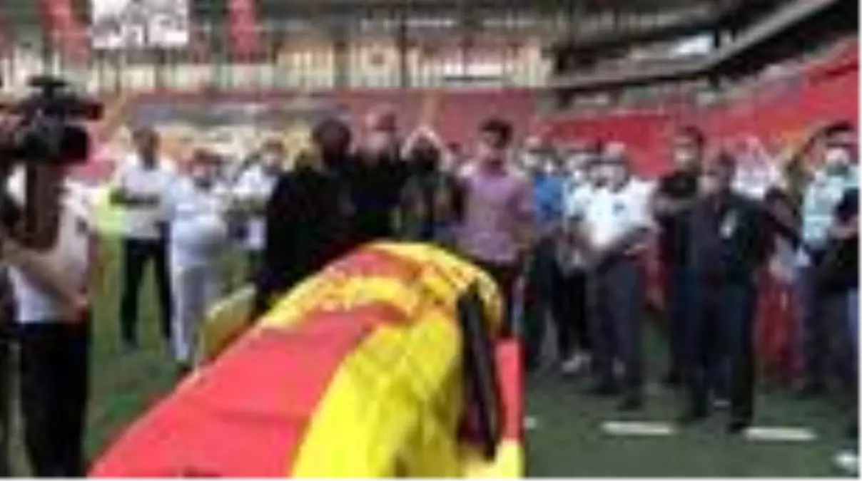 Göztepe\'nin eski futbolcularından Halil Kiraz son yolculuğuna uğurlandı