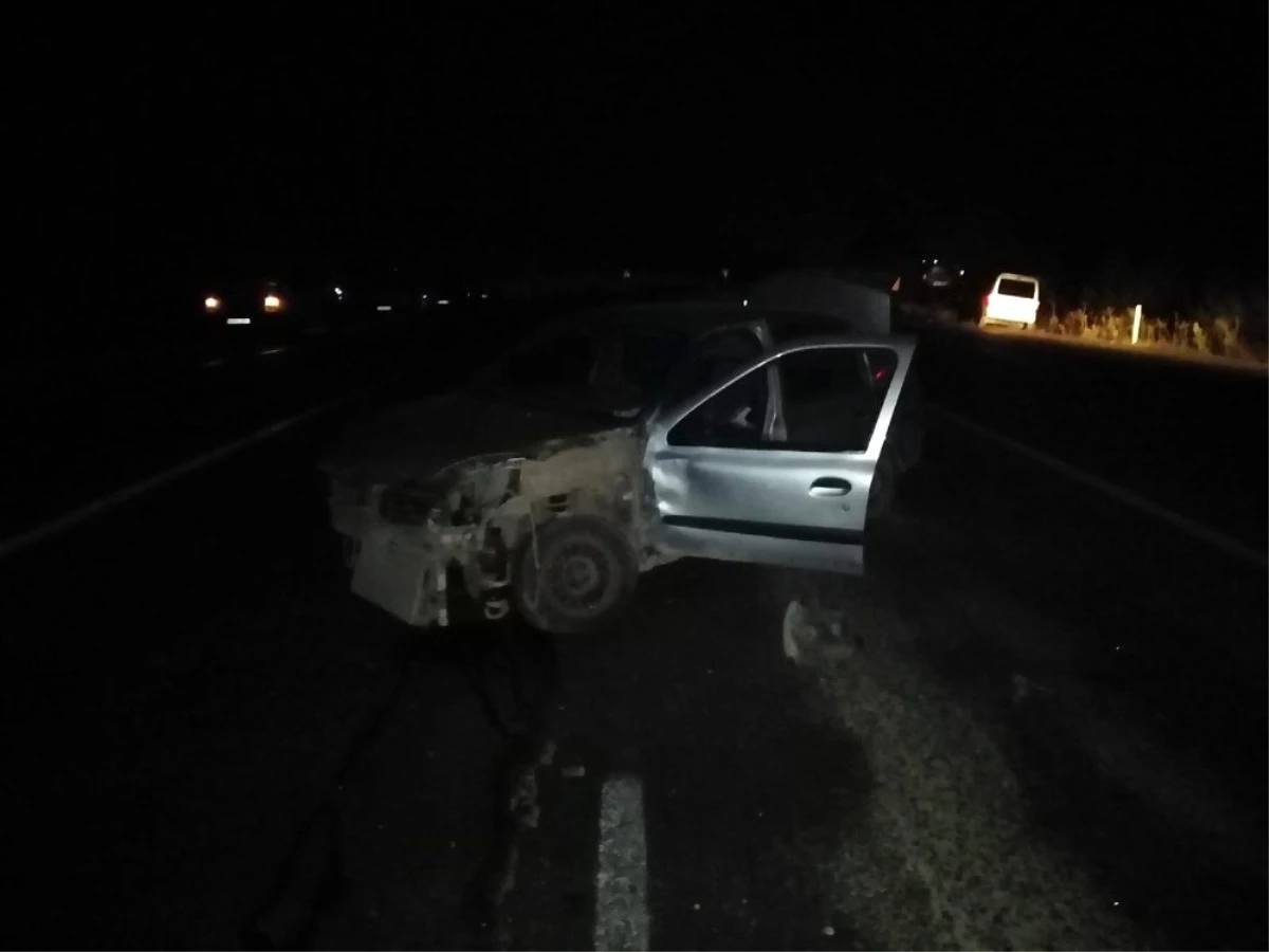 İki otomobilin çarpıştı: 3 kişi yaralandı