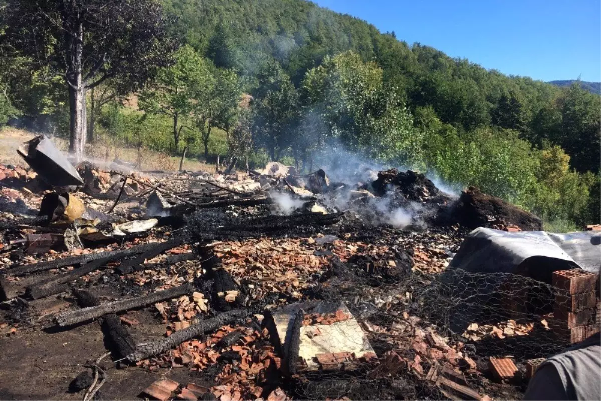 Kastamonu\'da iki katlı ahşap ev yanarak külde döndü