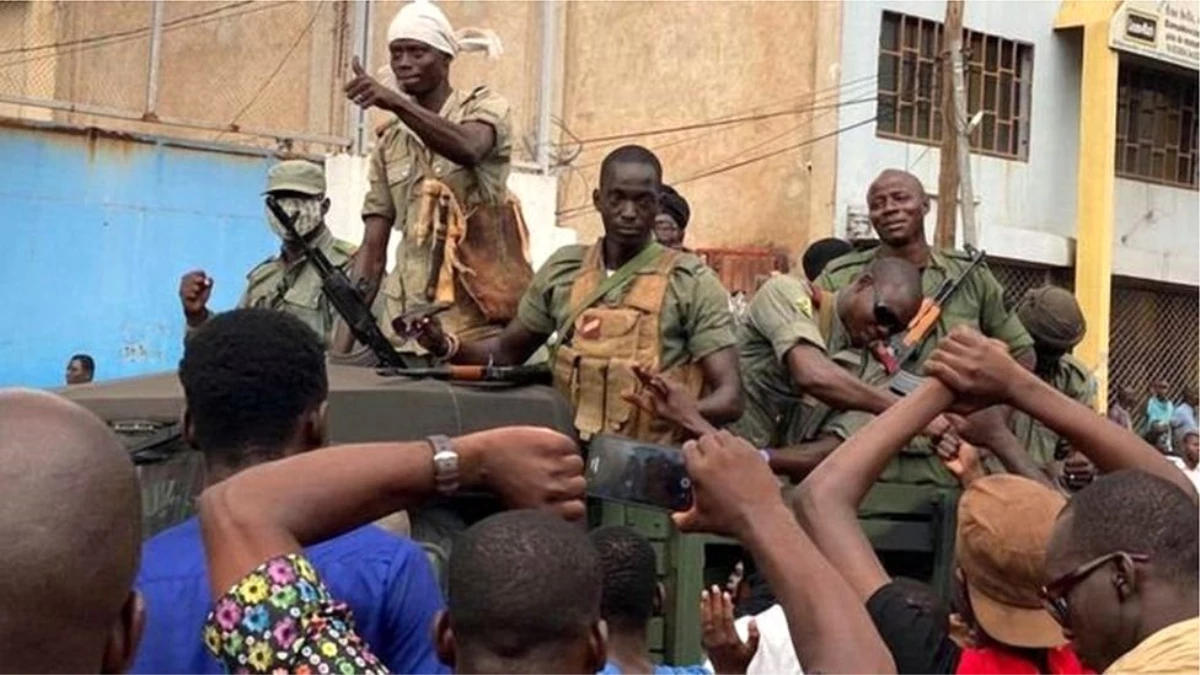 Mali\'de isyancı askerler Cumhurbaşkanı ile Başbakanı tutukladı