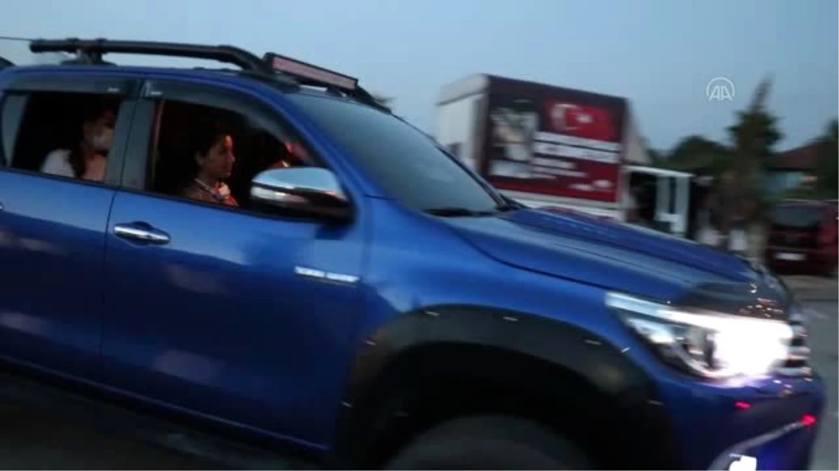 Safranbolu\'da açık havada arabalı sinema keyfi