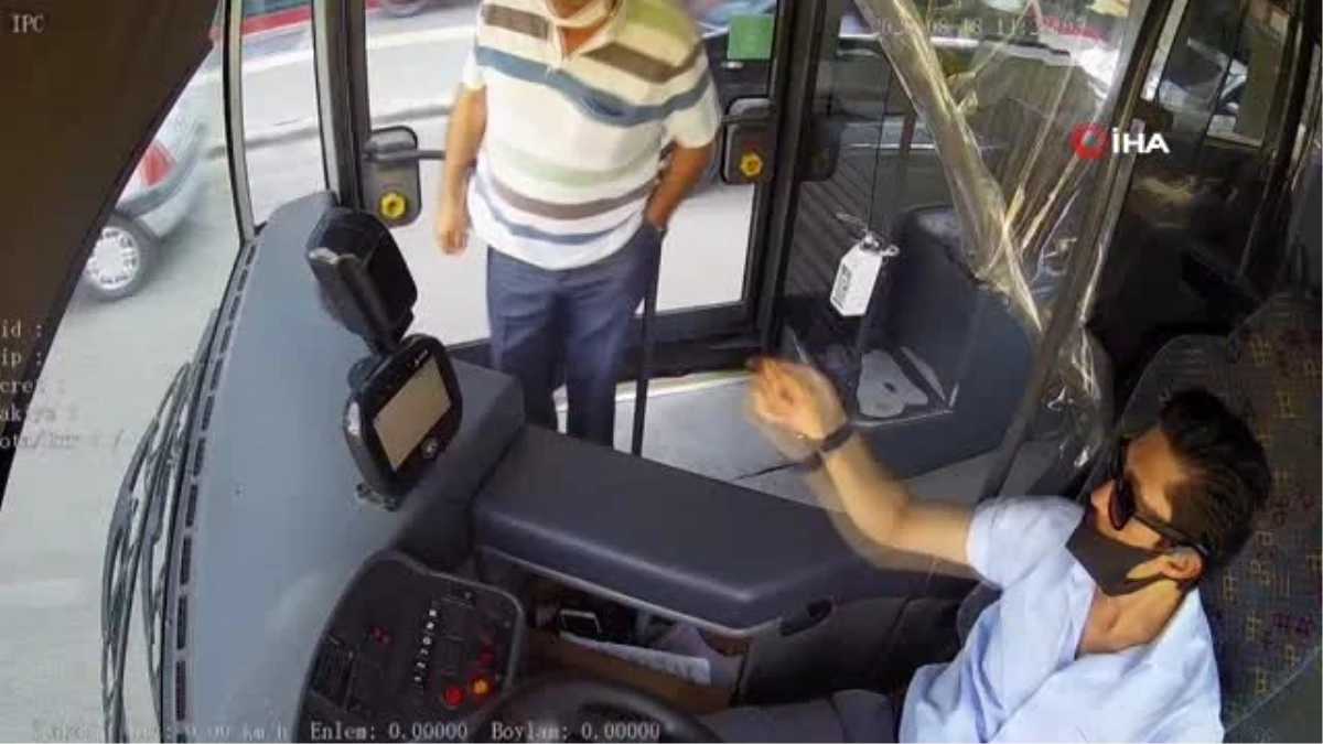 Seyir halindeki otobüste maske kavgası kamerada