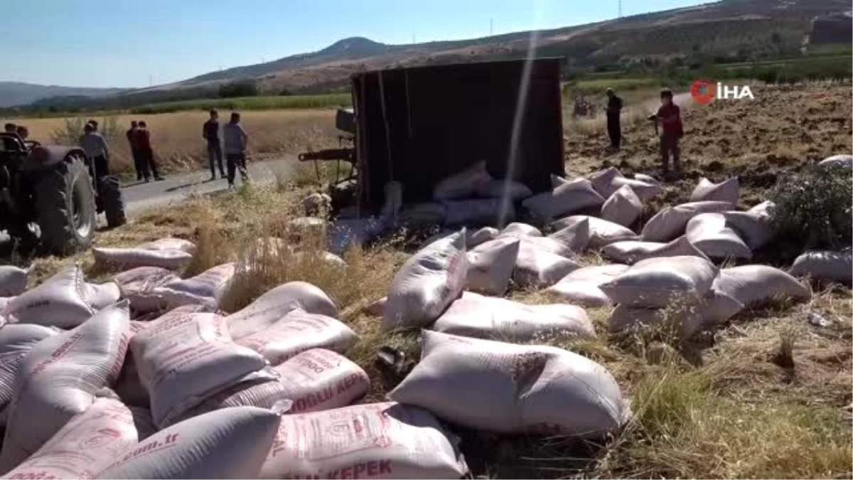 Yem yüklü traktör devrildi: 3 yaralı