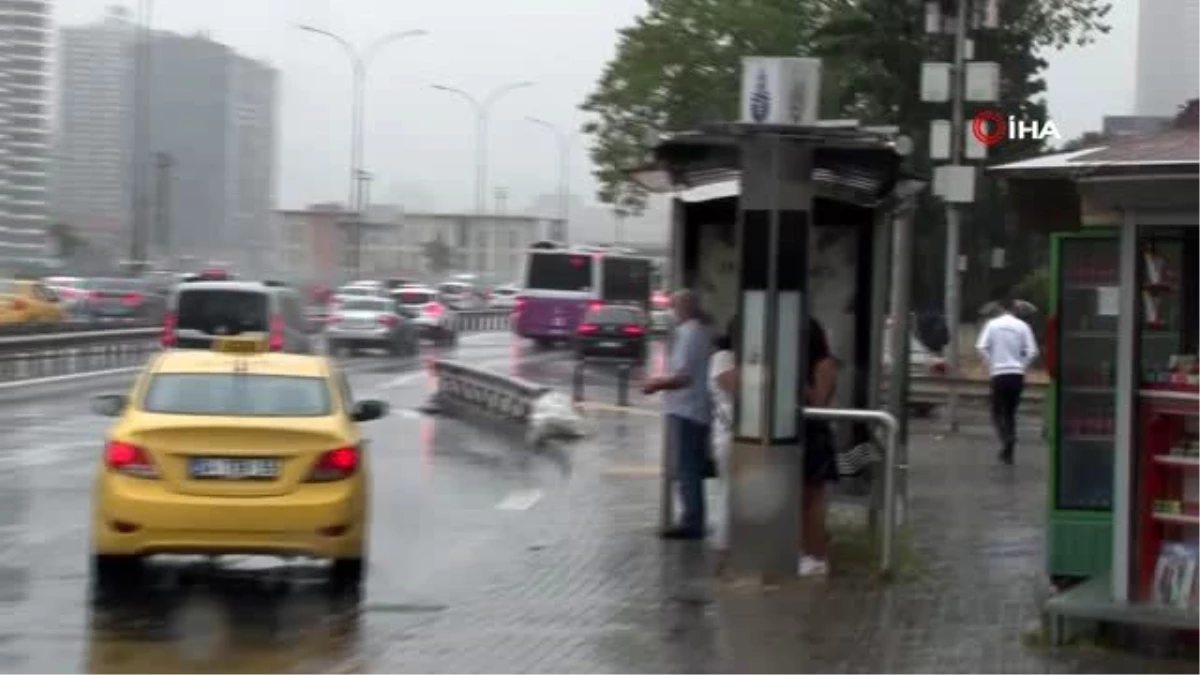 Sabah saatlerinde başlayan sağanak yağış, Anadolu Yakasında hayatı felç etti