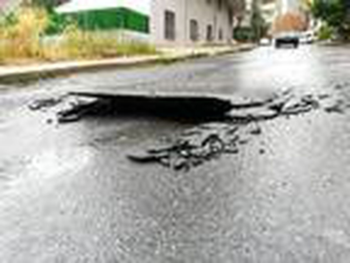 Arnavutköy\'de ev ve iş yerlerini su bastı, yollar çöktü