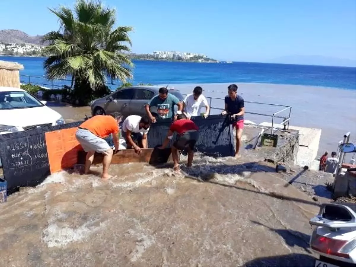 Son dakika gündem: Bodrum\'da yine su borusu patladı; denizin rengi değişti