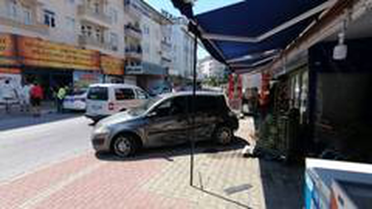 Markete giren otomobil kamerada