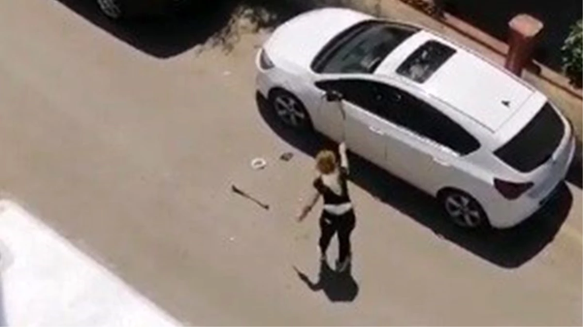 Öfkeli kadın, park halindeki otomobile demir çubukla böyle saldırdı