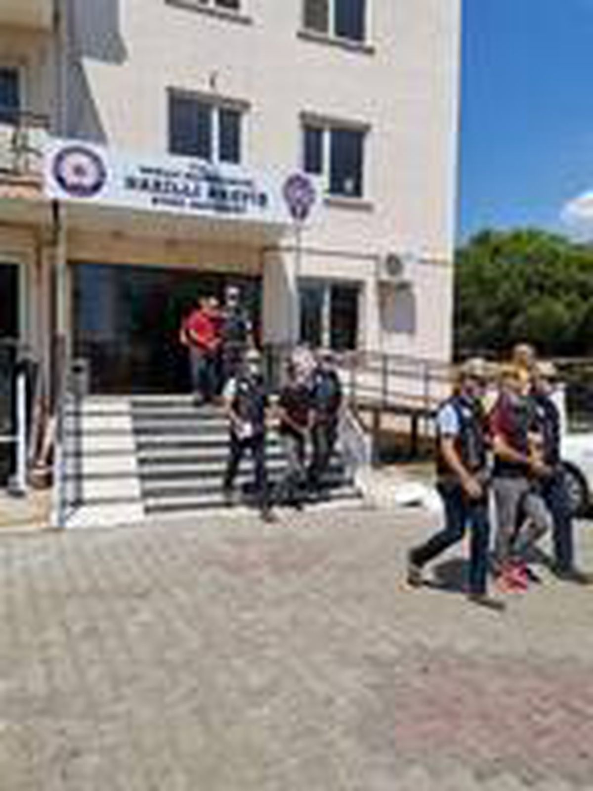 Son dakika haberleri | Polis, kargo görevlisi gibi davranarak firari 2 kişiyi yakaladı