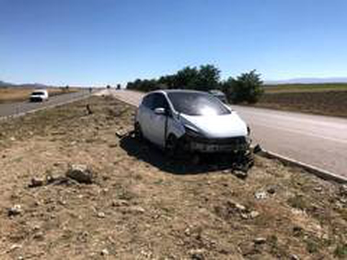 Refüje çarpan otomobilde aynı aileden 7 kişi yaralandı