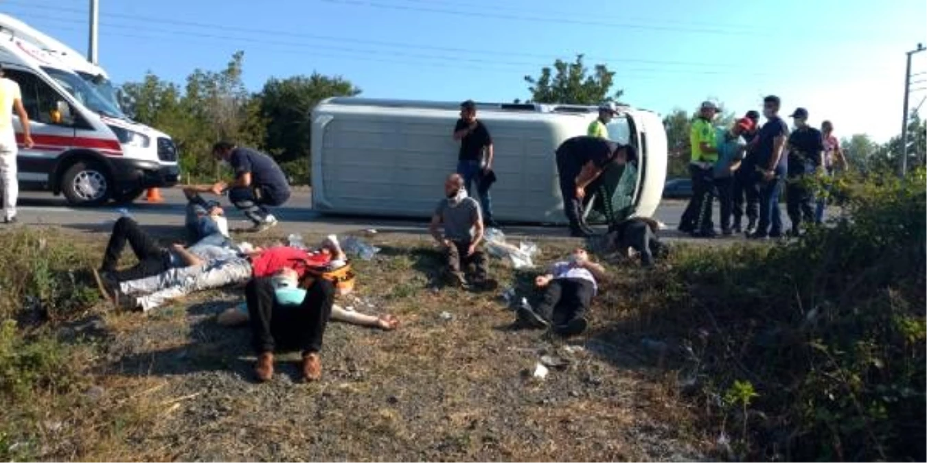 Samsun\'da işçileri taşıyan minibüs devrildi: 16 yaralı