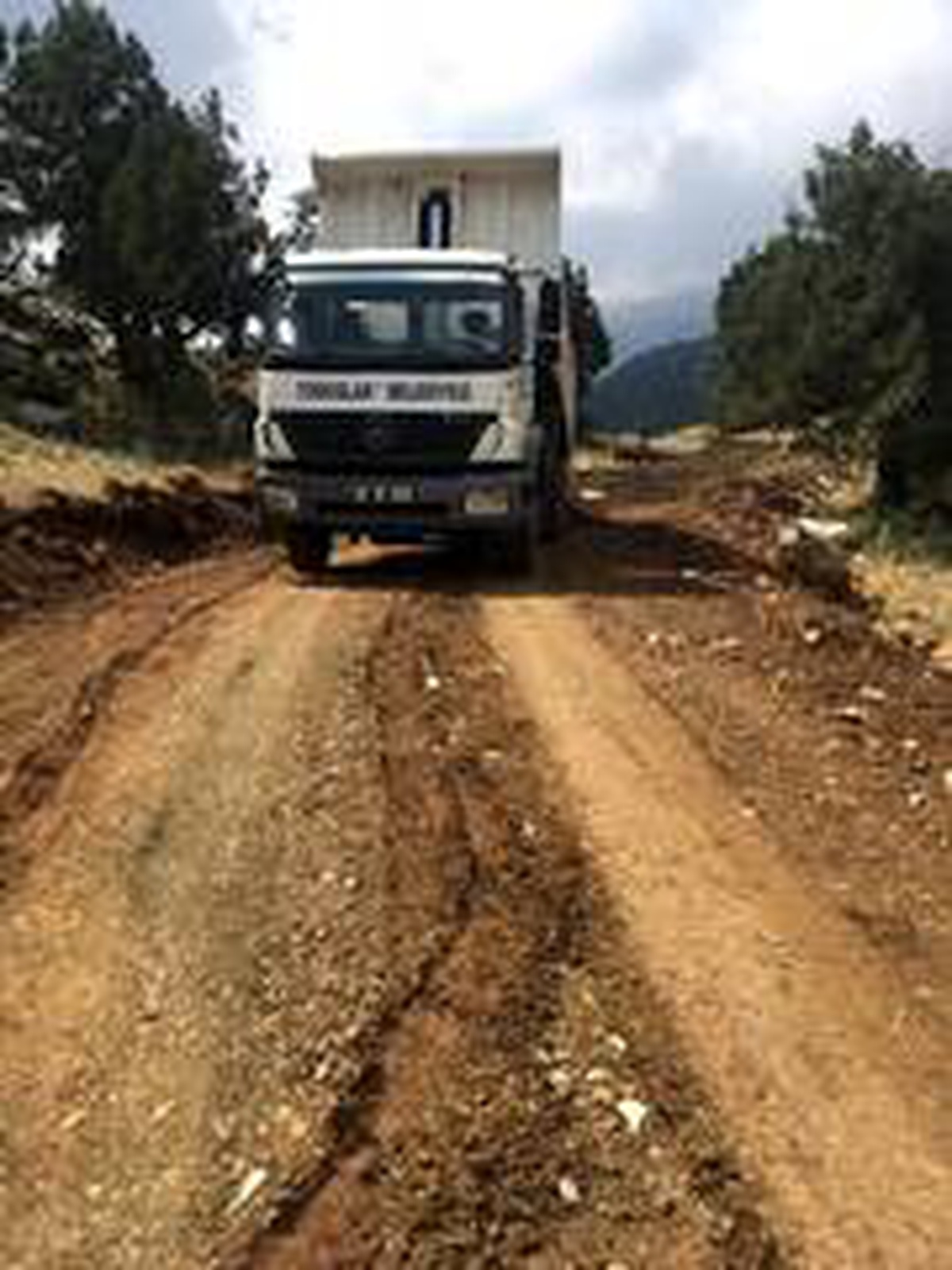 Toroslar\'ın yüksek kesimlerinde yol yapım ve bakım çalışmaları sürüyor