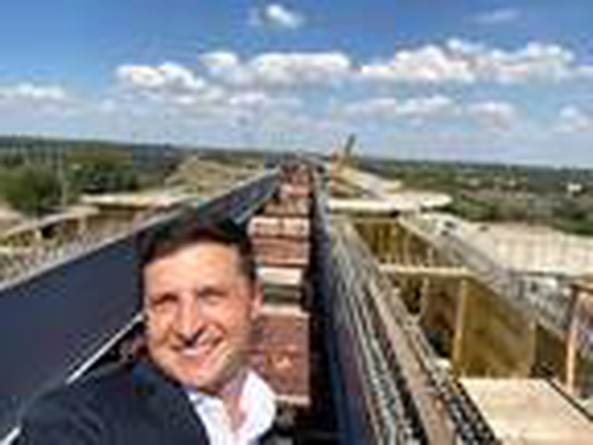 Son dakika haberi: Zelenskiy Türk şirketinin yaptığı köprü inşaatını gezdi, \'selfie\' çekti