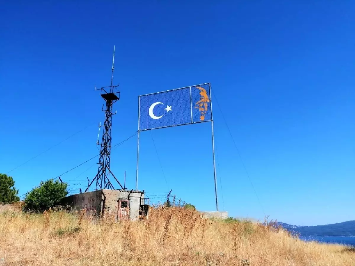 Atatürk ve Türk Bayrağının panosu tamir bekliyor