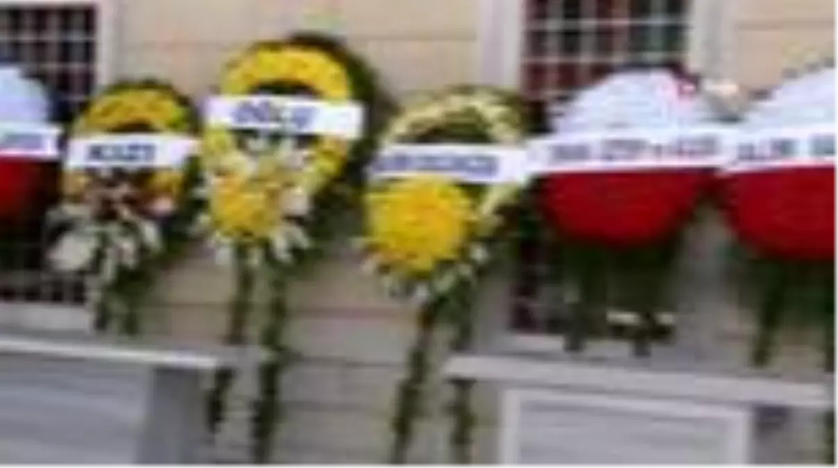 Son Dakika | Azerbaycanlı suç örgütü liderinin cenazesinde dikkat çeken çelenkler