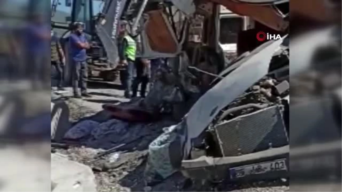 Son Dakika: Beton bariyerlere çarpan minibüs paramparça oldu: 1 ölü