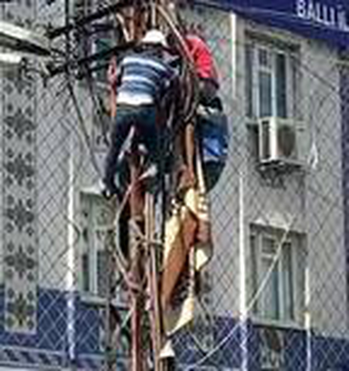 Elektrik akımına kapılan işçi yaralandı; o anlar kamerada