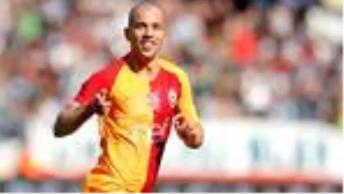 Galatasaray\'da Feghouli yıllık ücretinde indirimi kabul etti