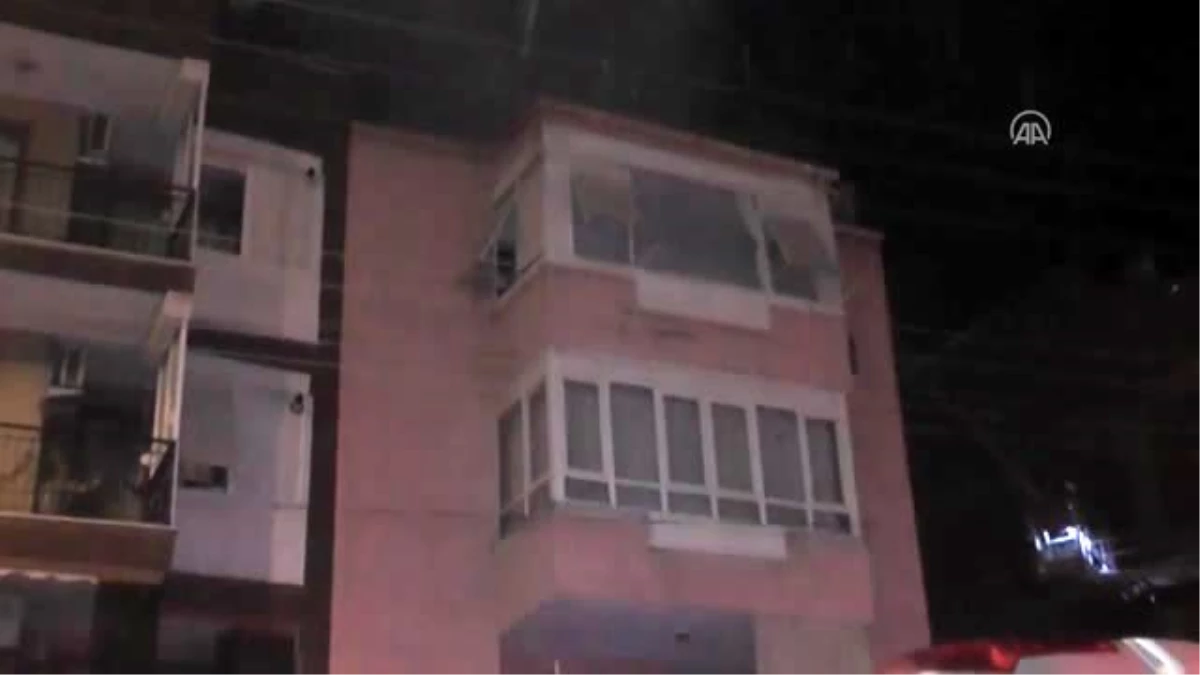 Son dakika haberi | İzmir\'de çatısında yangın çıkan binada hasar oluştu