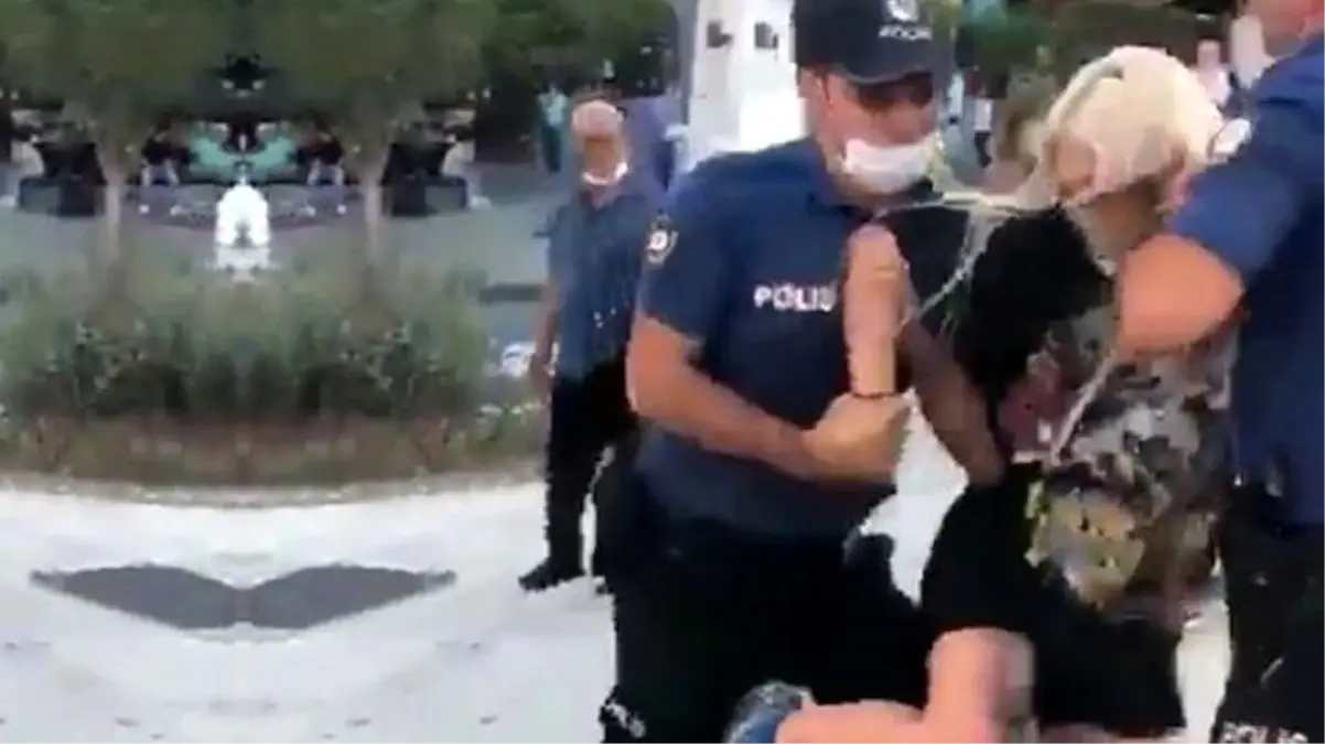 Kadıköy\'deki gözaltı olayı sonrası açığa alınan iki polis görevlerine iade edildi