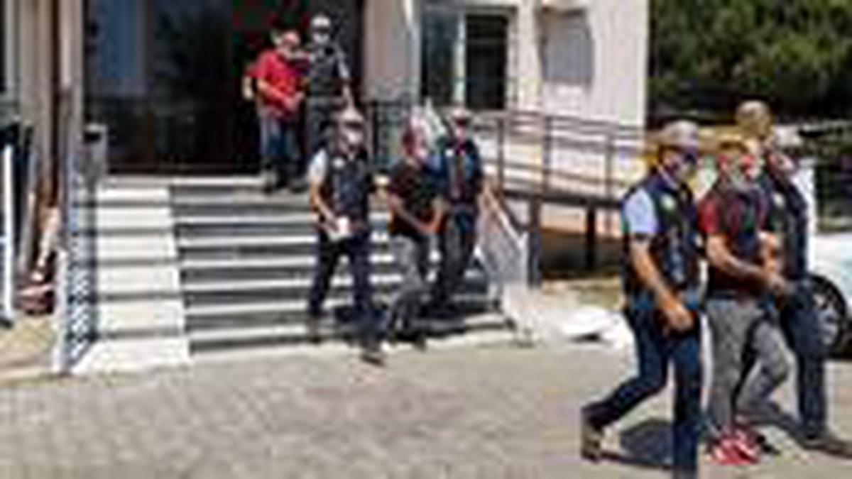 Kargocu kılığına giren polis, firari suç makinelerini kıskıvrak yakaladı