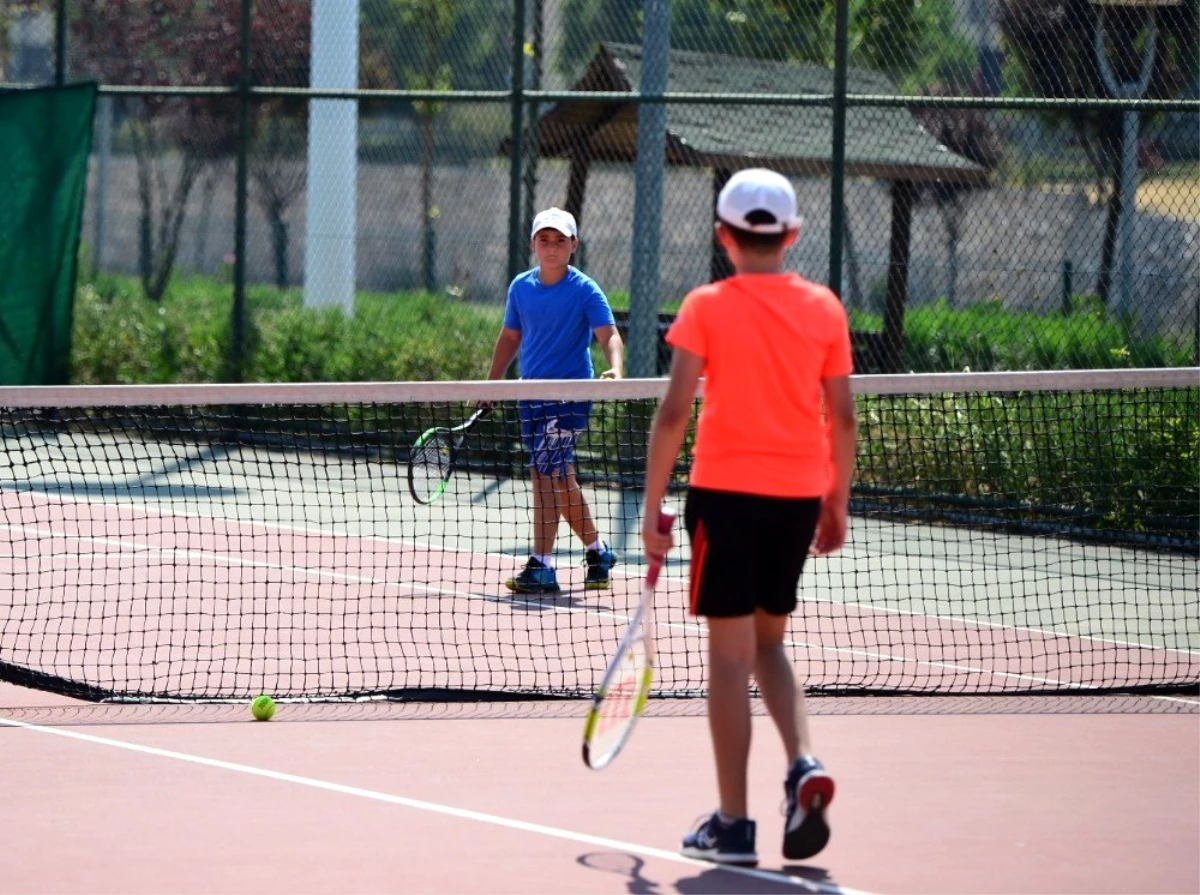 Küçük tenisçiler Bursa\'da yarıştı