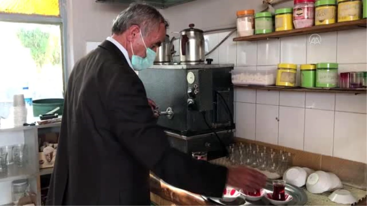 Paris\'in 42 yıllık terzisi, kahvehanede müşterilerini takım elbiseyle karşılıyor