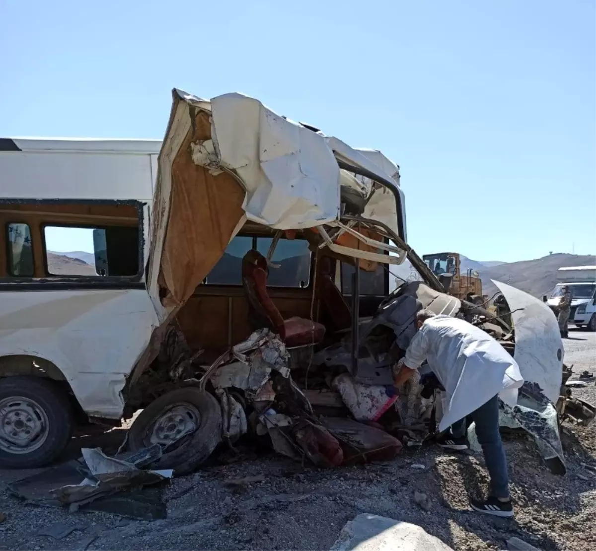 Son dakika haber! Van\'da minibüs beton bariyerlere çarptı: 1 ölü