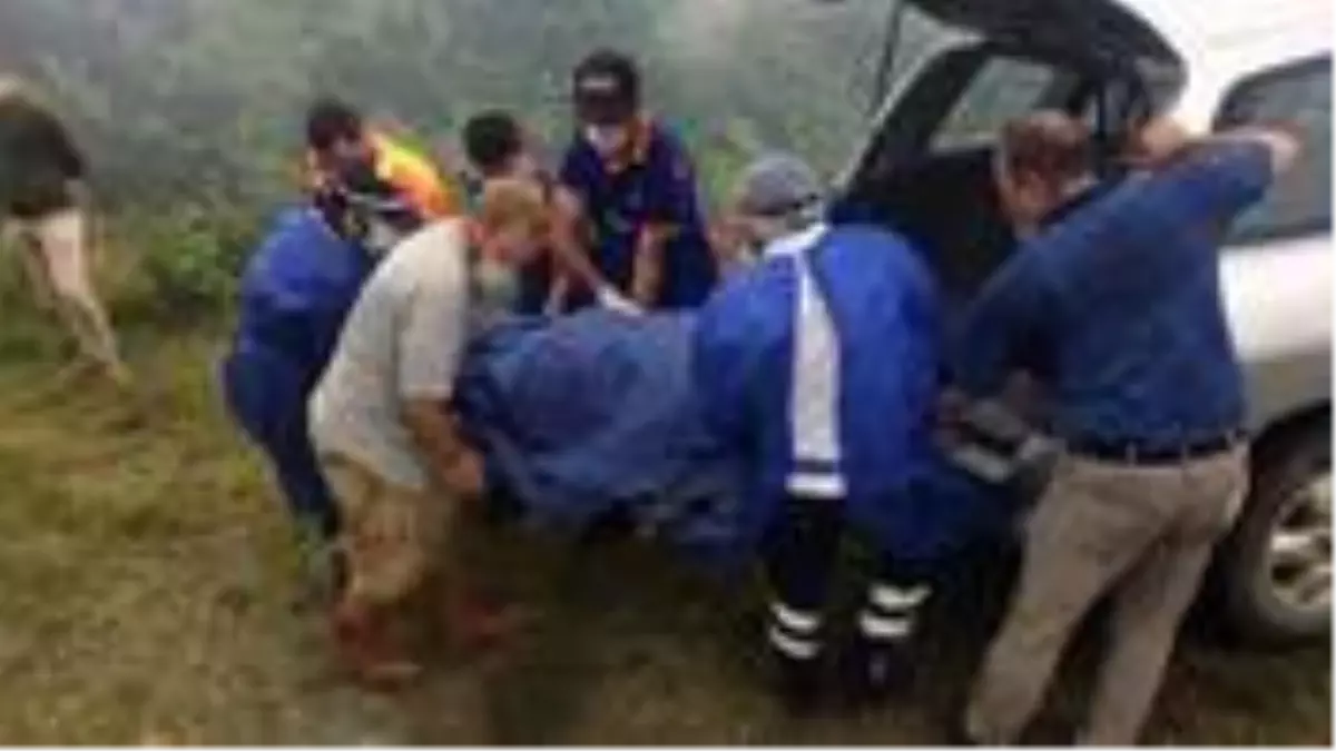 Aile gezmesi acı bitti! Fotoğraf çekmek için yol kenarına çekilen araç uçurumdan düştü