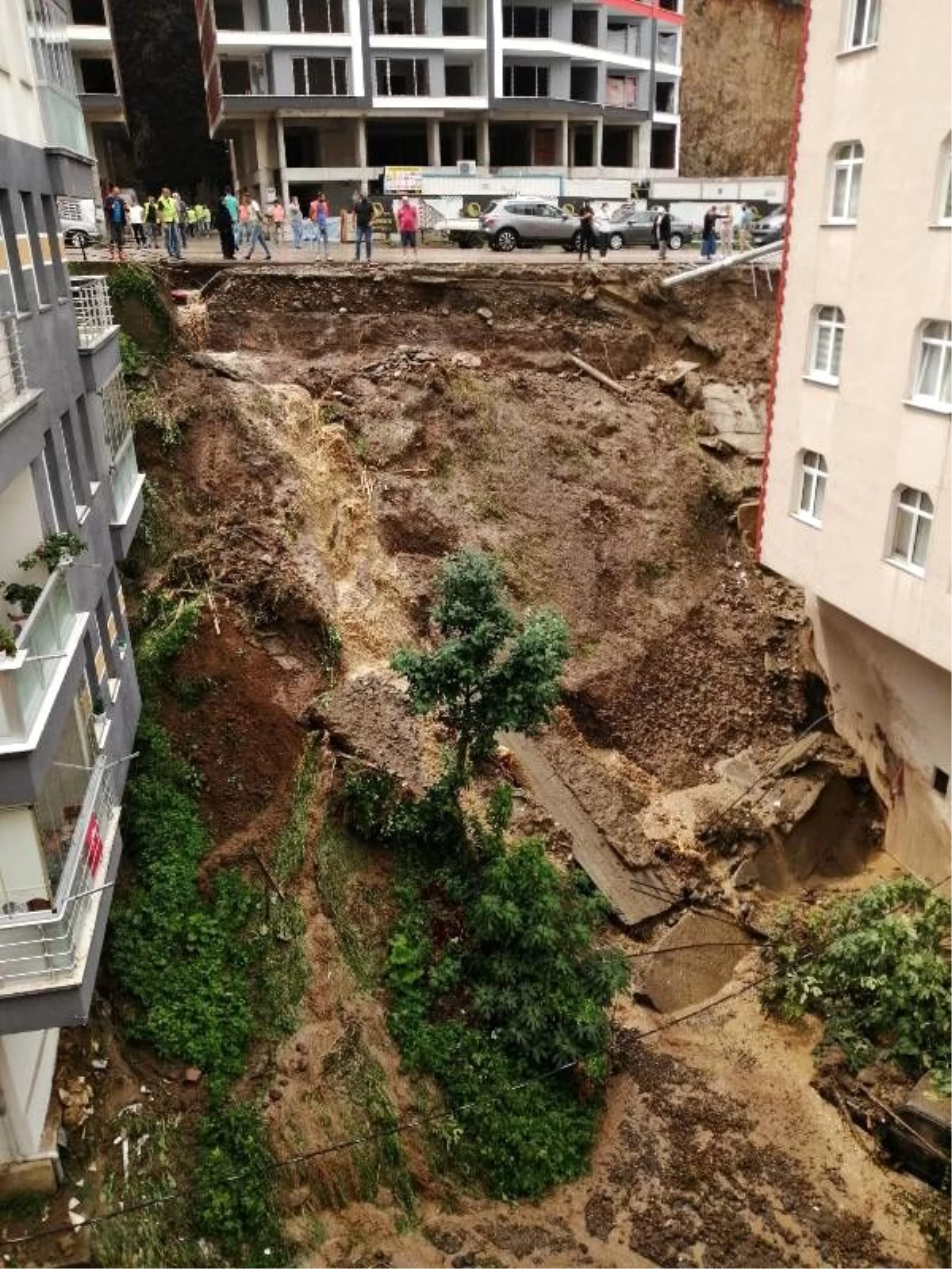 Giresun\'da 2 binaya ait istinat duvarı yağışın etkisiyle çöktü