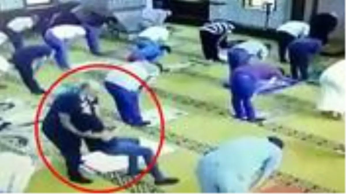 Namazını yarıda bırakan vatandaş, bayılan genci böyle yakaladı
