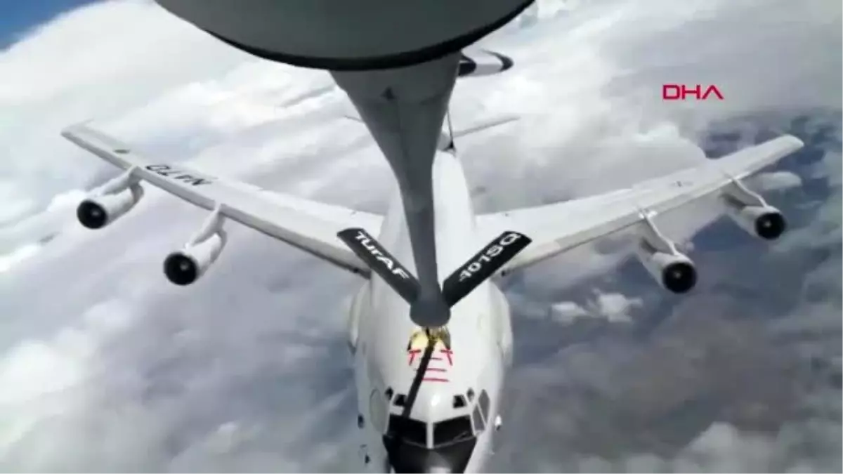 NATO\'ya ait AWACS uçağına, Türk Hava Kuvvetlerine ait tanker uçağı Romanya üzerinde yakıt ikmali...