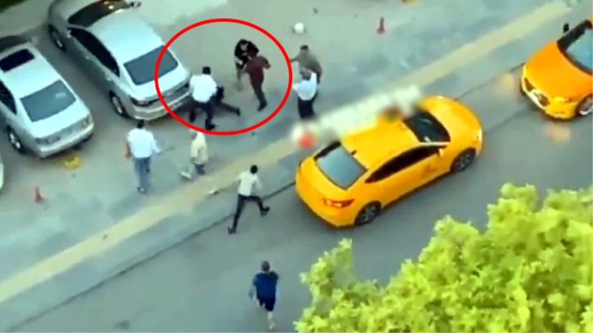 Taksicilerin bir yolcuya sopalarla saldırarak dövmesi kameraya böyle yansıdı