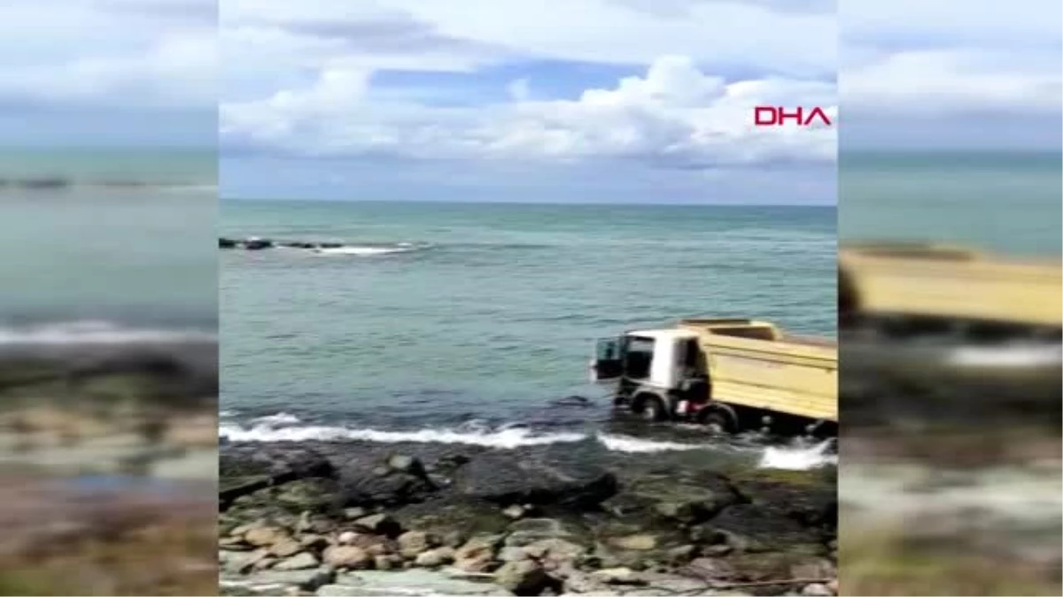 TRABZON Kamyon denize uçtu, şoför yaralandı