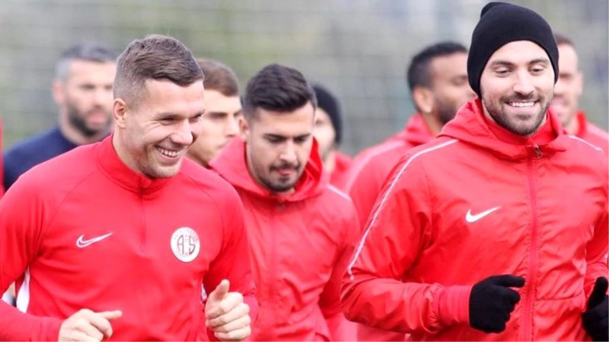 G.Saray\'ın eski yıldızı Podolski, Sinan Gümüş\'ün Fenerbahçe\'ye olan transferini doğru bulmadı: Ben olsaydım asla gitmezdim
