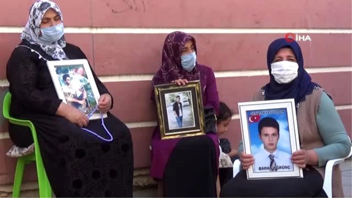 HDP önünde evlat nöbeti tutan ailelerin hikayeleri yürek dağlıyor