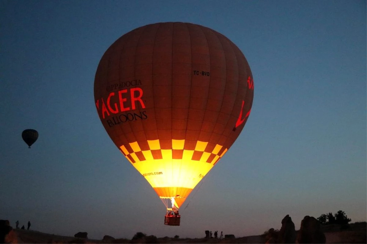 Kapadokya\'da 5 ayın ardından balonlar tekrar havalandı, gökyüzünde şenlik başladı