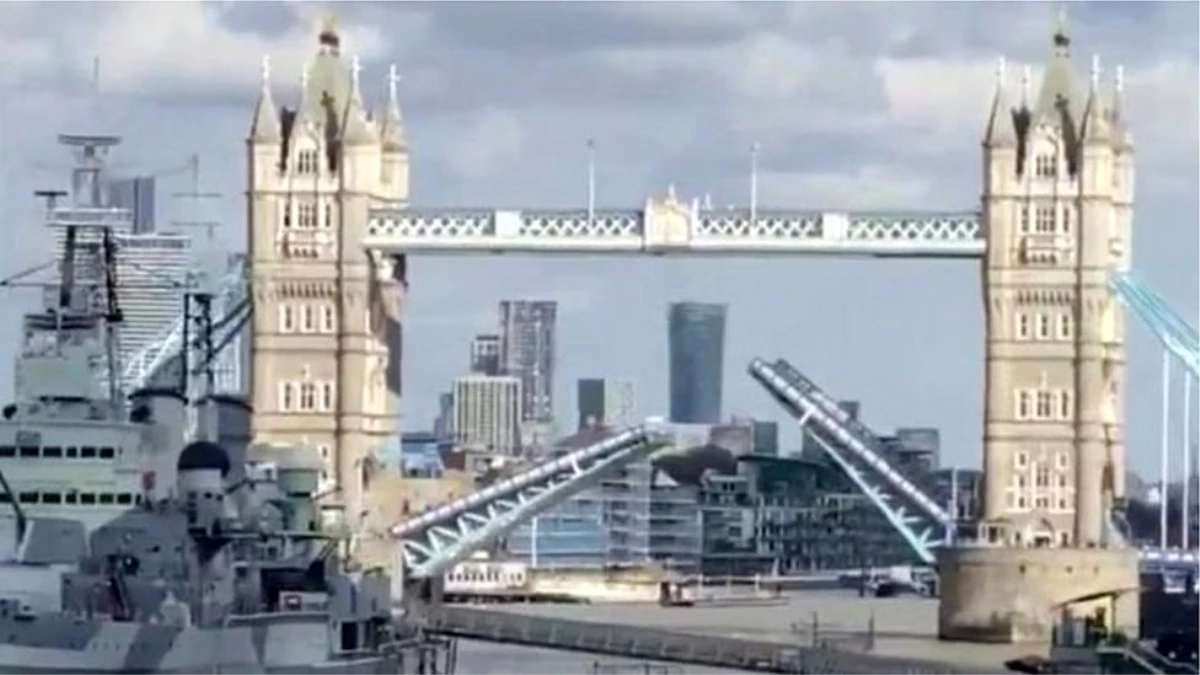 Londra\'daki Tower Bridge köprüsünün kolları bir süre havada asılı kaldı